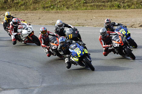 Kampen i Den Blå Avis MC600 Challenge er tæt. Her står kampen mellem Allan Howard Christiansen (5), Jan Jespersen (43), Ronnie Ourø (77), Kim Phillip (6), Steven Tirsgaard (31) og Thomas Harding (11) ved et af sæsonens tidligere løb.